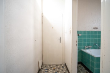 DIETZ: 2-FH mit Nebengebäude, Keller und Hofbereich in Rodgau-Weiskirchen! WEG-Teilung! - Durchgang ins Nebengebäude (638075)