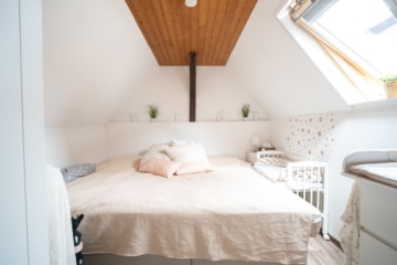 DIETZ: 2-FH mit Nebengebäude, Keller und Hofbereich in Rodgau-Weiskirchen! WEG-Teilung! - Schlafzimmer NG (638104)