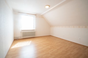 DIETZ: 2-FH mit Nebengebäude, Keller und Hofbereich in Rodgau-Weiskirchen! WEG-Teilung! - Schlafzimmer 3 OG (638083)