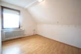Schlafzimmer/Küche 2 OG - Großzügiges 2-Familienhaus mit Nebengebäude, Keller und Hofbereich in Rodgau-Weiskirchen!