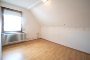 DIETZ: 2-FH mit Nebengebäude, Keller und Hofbereich in Rodgau-Weiskirchen! WEG-Teilung! - Schlafzimmer/Küche 2 OG (638081)