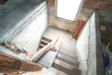 DIETZ: 2-FH mit Nebengebäude, Keller und Hofbereich in Rodgau-Weiskirchen! WEG-Teilung! - Treppenaufgang OG (638094)