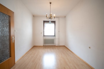 DIETZ: 2-FH mit Nebengebäude, Keller und Hofbereich in Rodgau-Weiskirchen! WEG-Teilung! - Esszimmer/Schlafzimmer EG (638068)