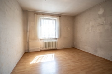 DIETZ: 2-FH mit Nebengebäude, Keller und Hofbereich in Rodgau-Weiskirchen! WEG-Teilung! - Schlafzimmer EG (638070)