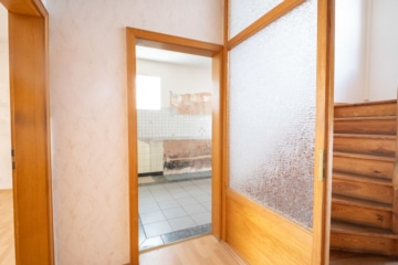 DIETZ: 2-FH mit Nebengebäude, Keller und Hofbereich in Rodgau-Weiskirchen! WEG-Teilung! - Flur EG (638076)