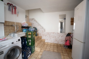 DIETZ: 2-FH mit Nebengebäude, Keller und Hofbereich in Rodgau-Weiskirchen! WEG-Teilung! - Waschküche NG (638112)