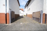 Hofeinfahrt - Großzügiges 2-Familienhaus mit Nebengebäude, Keller und Hofbereich in Rodgau-Weiskirchen!