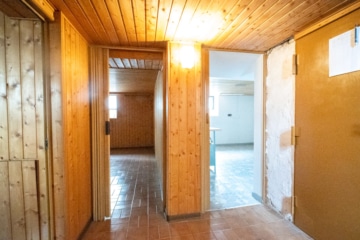 DIETZ: 2-FH mit Nebengebäude, Keller und Hofbereich in Rodgau-Weiskirchen! WEG-Teilung! - Flur KG (638095)