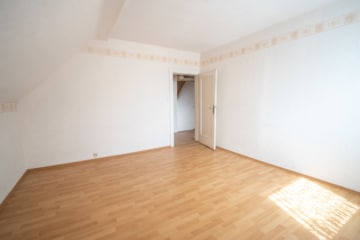 DIETZ: 2-FH mit Nebengebäude, Keller und Hofbereich in Rodgau-Weiskirchen! WEG-Teilung! - Schlafzimmer 3 OG (638084)
