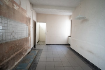 DIETZ: 2-FH mit Nebengebäude, Keller und Hofbereich in Rodgau-Weiskirchen! WEG-Teilung! - Küche EG (638071)