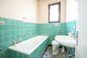 DIETZ: 2-FH mit Nebengebäude, Keller und Hofbereich in Rodgau-Weiskirchen! WEG-Teilung! - Badezimmer EG (638073)