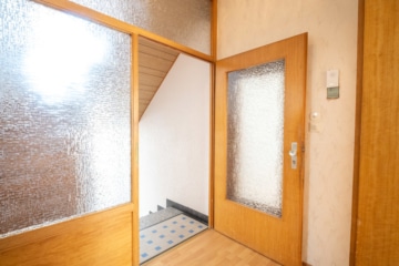 DIETZ: 2-FH mit Nebengebäude, Keller und Hofbereich in Rodgau-Weiskirchen! WEG-Teilung! - Flur EG (638077)