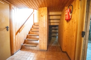 DIETZ: 2-FH mit Nebengebäude, Keller und Hofbereich in Rodgau-Weiskirchen! WEG-Teilung! - Treppenaufgang KG (638103)