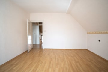 DIETZ: 2-FH mit Nebengebäude, Keller und Hofbereich in Rodgau-Weiskirchen! WEG-Teilung! - Schlafzimmer 1 OG (638080)