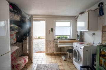 DIETZ: 2-FH mit Nebengebäude, Keller und Hofbereich in Rodgau-Weiskirchen! WEG-Teilung! - Waschküche NG (638113)