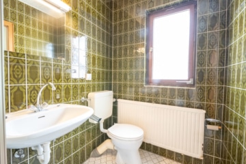 DIETZ: 2-FH mit Nebengebäude, Keller und Hofbereich in Rodgau-Weiskirchen! WEG-Teilung! - Tageslichtbadezimmer OG (638089)