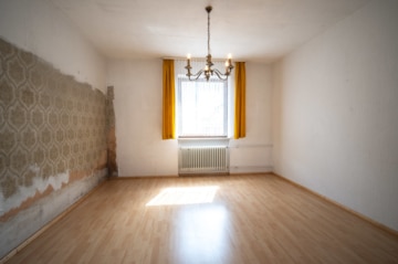 DIETZ: 2-FH mit Nebengebäude, Keller und Hofbereich in Rodgau-Weiskirchen! WEG-Teilung! - Wohnzimmer EG (638067)