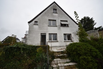 DIETZ: Top-Wohnlage 2-Familienhaus-Sanierungshaus + weitere Bebauung im hinteren Bereich möglich! - Außenansicht (641766)