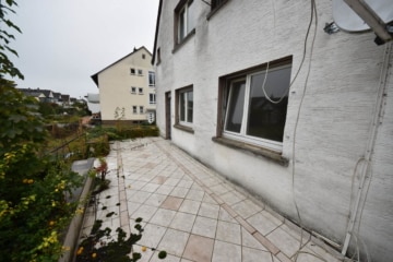 DIETZ: Top-Wohnlage 2-Familienhaus-Sanierungshaus + weitere Bebauung im hinteren Bereich möglich! - Terrasse (641767)