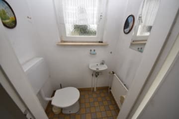 DIETZ: Top-Wohnlage 2-Familienhaus-Sanierungshaus + weitere Bebauung im hinteren Bereich möglich! - Gäste WC EG (641773)