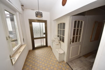 DIETZ: Top-Wohnlage 2-Familienhaus-Sanierungshaus + weitere Bebauung im hinteren Bereich möglich! - Diele (641774)