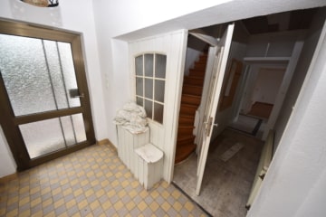 DIETZ: Top-Wohnlage 2-Familienhaus-Sanierungshaus + weitere Bebauung im hinteren Bereich möglich! - Diele (641775)