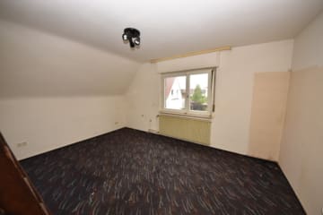 DIETZ: Top-Wohnlage 2-Familienhaus-Sanierungshaus + weitere Bebauung im hinteren Bereich möglich! - Schlafzimmer 1 von 2 OG (641777)