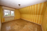 Schlafzimmer 2 von 2 OG - DIETZ: Top-Wohnlage 2-Familienhaus-Sanierungshaus + weitere Bebauung im hinteren Bereich möglich!
