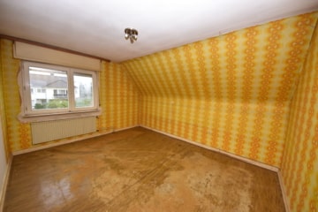 DIETZ: Top-Wohnlage 2-Familienhaus-Sanierungshaus + weitere Bebauung im hinteren Bereich möglich! - Schlafzimmer 2 von 2 OG (641778)