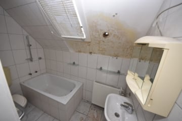 DIETZ: Top-Wohnlage 2-Familienhaus-Sanierungshaus + weitere Bebauung im hinteren Bereich möglich! - Tageslichtbad OG (641779)