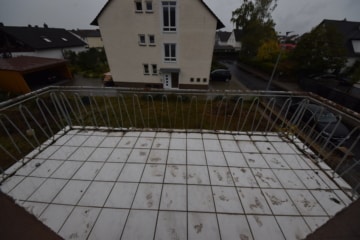 DIETZ: Top-Wohnlage 2-Familienhaus-Sanierungshaus + weitere Bebauung im hinteren Bereich möglich! - Balkon OG (641781)