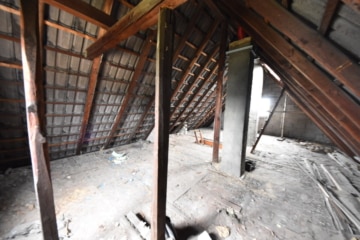 DIETZ: Top-Wohnlage 2-Familienhaus-Sanierungshaus + weitere Bebauung im hinteren Bereich möglich! - Dachboden (641782)