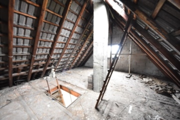 DIETZ: Top-Wohnlage 2-Familienhaus-Sanierungshaus + weitere Bebauung im hinteren Bereich möglich! - Dachboden (641783)