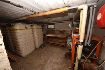 DIETZ: Top-Wohnlage 2-Familienhaus-Sanierungshaus + weitere Bebauung im hinteren Bereich möglich! - Öltanks (641788)