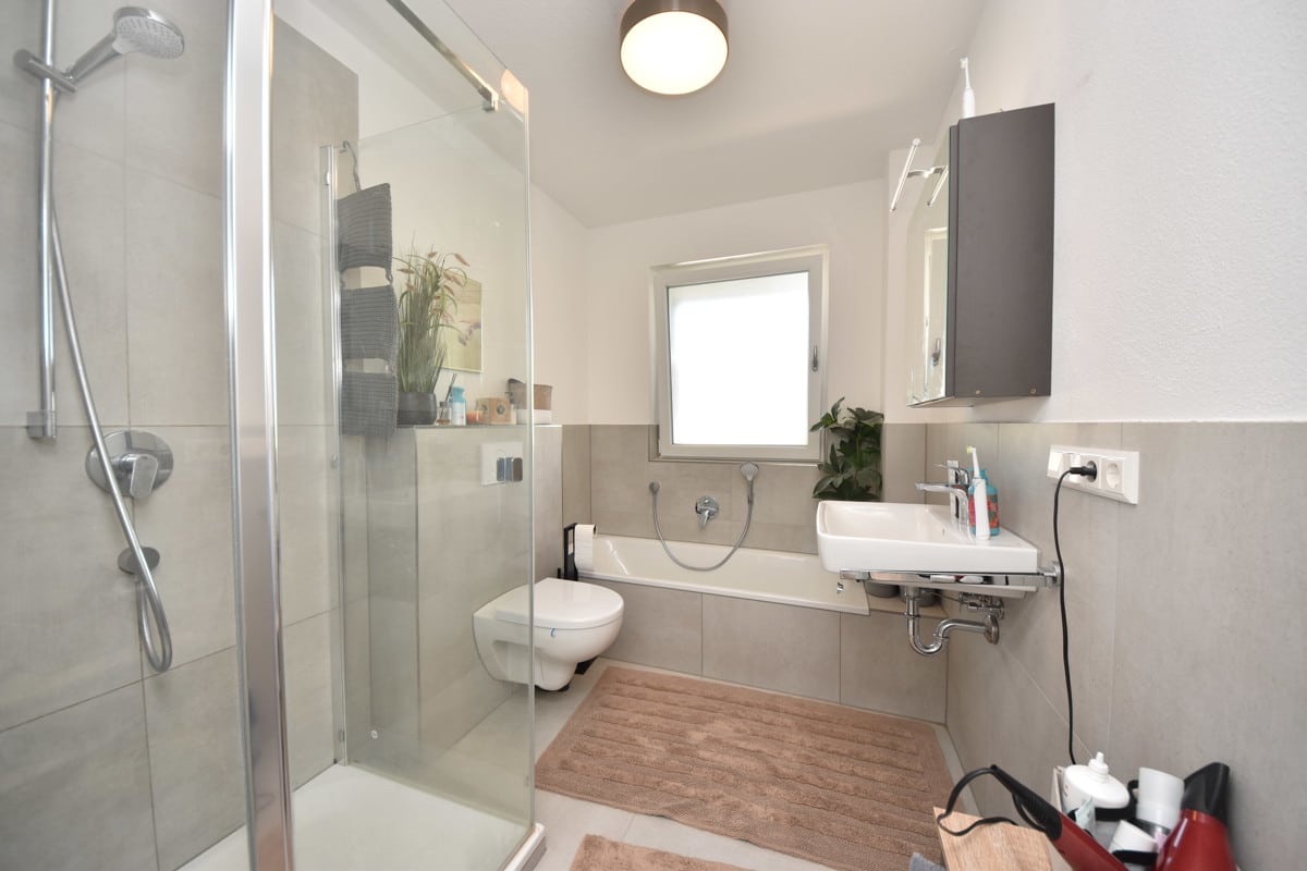 Tageslichtbadezimmer Wanne+Dusche