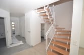 DIETZ: Neu renoviertes großes Reihenhaus in Klein-Zimmern zu vermieten! - Treppenstufen neu