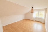Schlafzimmer 2 DG - DIETZ: 3-Familienhaus mit 3 Balkonen, 2 Garagen, WEG – geteilt – 3-fach-Verglasung – Pelletsheizung