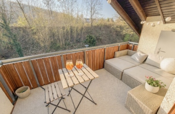 DIETZ: 3-Familienhaus mit 3 Balkonen, 2 Garagen, WEG – geteilt – 3-fach-Verglasung – Pelletsheizung - Balkon DG (681315)