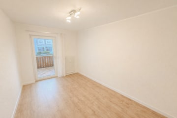 DIETZ: 3-Familienhaus mit 3 Balkonen, 2 Garagen, WEG – geteilt – 3-fach-Verglasung – Pelletsheizung - Schlafzimmer 2 EG (681301)