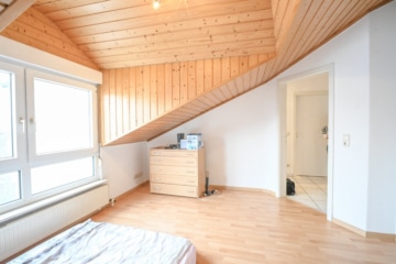 DIETZ: Gepflegte 4-Zimmer-Dachgeschosswohnung mit 2 Balkonen, Garage und Einbauküche VHB Gr-Zimmern! - Schlafzimmer 3 (670058)