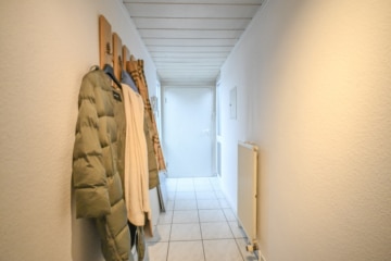 DIETZ: Gepflegte 4-Zimmer-Dachgeschosswohnung mit 2 Balkonen, Garage und Einbauküche VHB Gr-Zimmern! - Diele (670062)