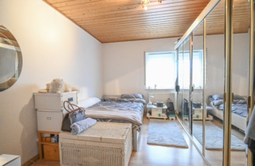 DIETZ: Gepflegte 4-Zimmer-Dachgeschosswohnung mit 2 Balkonen, Garage und Einbauküche VHB Gr-Zimmern! - Schlafzimmer 1 (670053)