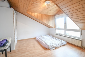 DIETZ: Gepflegte 4-Zimmer-Dachgeschosswohnung mit 2 Balkonen, Garage und Einbauküche VHB Gr-Zimmern! - Schlafzimmer 3 (670057)