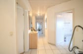 Flur - DIETZ: Gepflegte 4-Zimmer-Dachgeschosswohnung mit 2 Balkonen, Garage und Einbauküche VHB Gr-Zimmern!