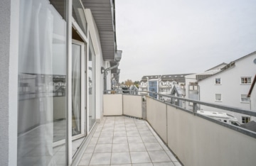 DIETZ: Gepflegte 4-Zimmer-Dachgeschosswohnung mit 2 Balkonen, Garage und Einbauküche VHB Gr-Zimmern! - Balkon 2 von 2 (670051)