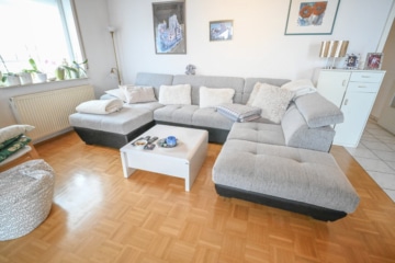 DIETZ: Gepflegte 4-Zimmer-Dachgeschosswohnung mit 2 Balkonen, Garage und Einbauküche VHB Gr-Zimmern! - Sofa gegen Abstand (670066)