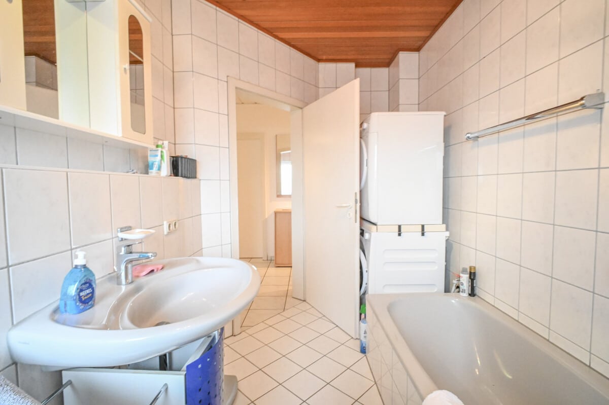 Tageslichtbadezimmer mit Wanne