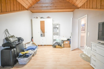 DIETZ: Gepflegte 4-Zimmer-Dachgeschosswohnung mit 2 Balkonen, Garage und Einbauküche VHB Gr-Zimmern! - Schlafzimmer 2 (670056)