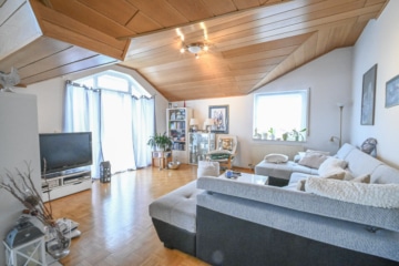 DIETZ: Gepflegte 4-Zimmer-Dachgeschosswohnung mit 2 Balkonen, Garage und Einbauküche VHB Gr-Zimmern! - Offener Wohn- und Essbereich (670045)