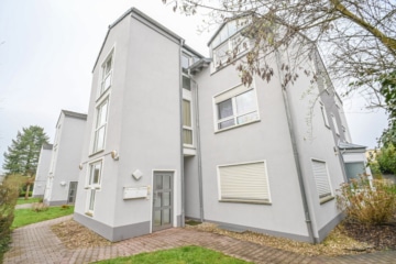 DIETZ: Gepflegte 4-Zimmer-Dachgeschosswohnung mit 2 Balkonen, Garage und Einbauküche VHB Gr-Zimmern! - Außenansicht (670068)